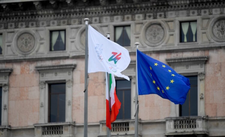 la bandiera olimpica davanti a Palazzo Marino a 3 anni dall'inaugurazione dei Giochi