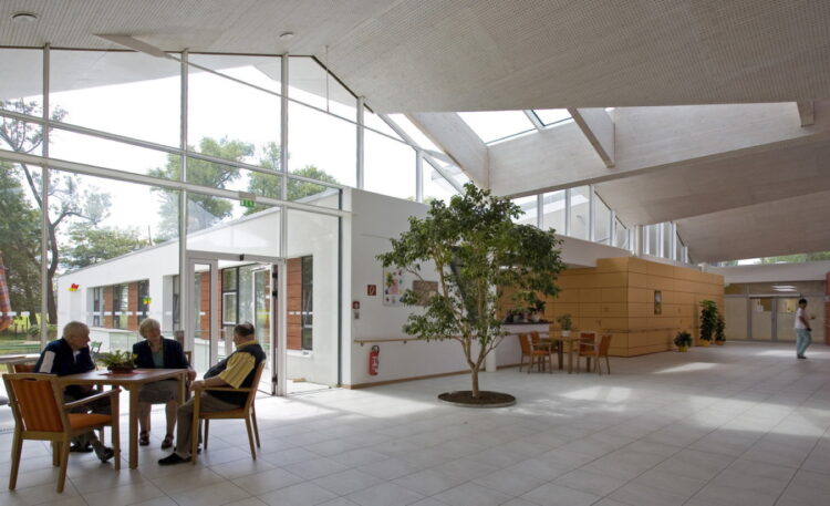 Casa di riposo St. Martin, di Kauffmann Theilig und Partner, Eilenburg, 2006 (Foto Peter Franke, link https://www.ktp-architekten.de/de/projekte/pflegeheim-st-martin-eilenburg#soziales-gesundheit)