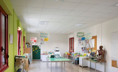 Città di Castello: esempio di atelier scientifico realizzato eliminando una parete di un’aula che si affacciava sull’ampio corridoio