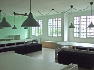 Il locale terminato, con l'illuminazione naturale e il cromatismo verde delle pareti