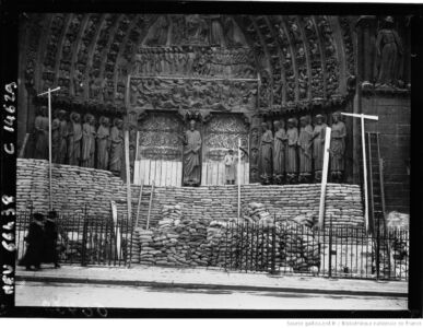 Protezione dei monumenti: Notre-Dame, la porta centrale (Agence Meurisse - © gallica / Bibliothèque nationale de France)