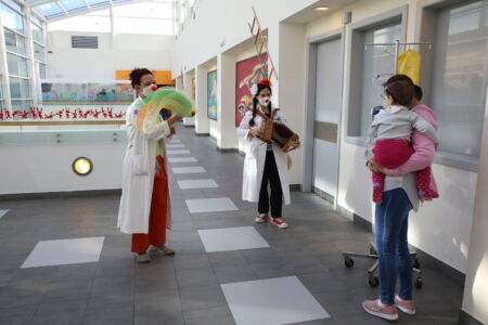 I clown negli spazi dell’Ospedale Pediatrico Meyer di Firenze. Progetto: CSPE architetti (© Giulia Righi)