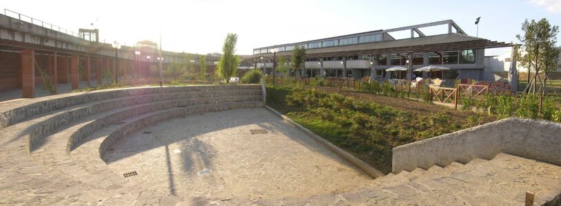 Il “Giardino degli incontri” nel carcere di Sollicciano (Firenze), con il teatro all’aperto e il nuovo edificio destinato ai colloqui e alle iniziative pubbliche. Progettato da Giovanni Michelucci e collaboratori come nucleo di urbanità nel perimetro della pena (Archivio Fondazione Michelucci)