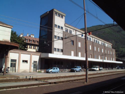 Edificio ex Poste a Bolzano: il fabbricato originario, edificato nel 1954, con la soprelevazione del 1975 (foto Michael Tribus)