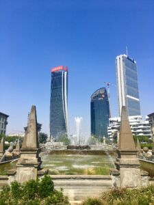 Le tre torri dell'area CityLife: al centro, "il curvo" di Daniel Libeskind (foto di Arianna Panarella)
