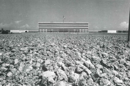Giuseppe Vaccaro, colonia marina di Cesenatico (1936-38, foto di Giuseppe Vaccaro). Da F. De Maio, Da Agip a Eni. Prove tecniche di convivenza nel XX secolo, in «Engramma», 169 (2019)