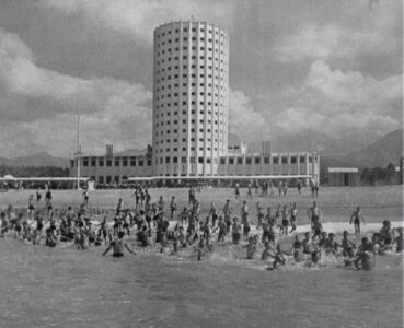 La Colonia marina Fiat a Marina di Massa di Vittorio Bonadè Bottino, tipologia a torre (1933), da M. Labò, A. Podestà, Colonie marine – montane – elioterapiche, in «Editoriale Domus», XX (1942)