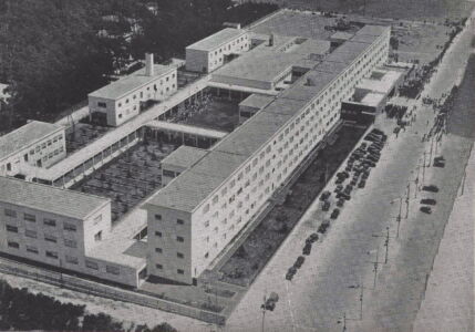La Colonia marina Torino a Marina di Massa di Ettore Sotsass senior, tipologia villaggio (1938), da M. Labò, A. Podestà, Colonie marine – montane – elioterapiche, in «Editoriale Domus», XX (1942)