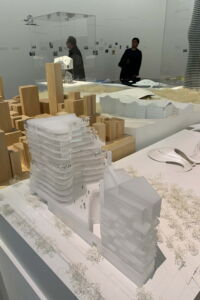 Modelli delle opere di MAD Architects esposti al Centre Pompidou, In primo piano il modello della torre UNIC (© Alexis de Dumast)