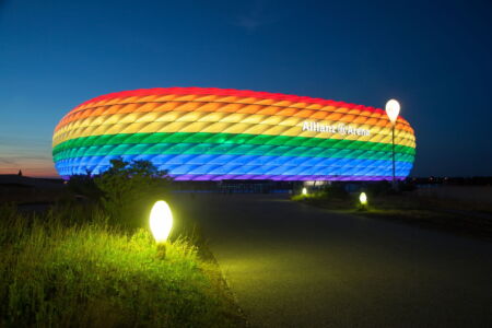 Allianz Arena illuminato con i colori arcobaleno (Allianz Arena / B. Ducke)
