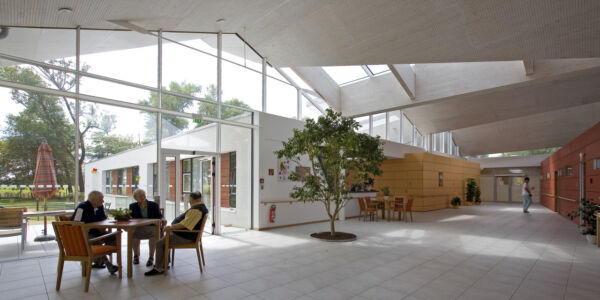 Casa di riposo St. Martin, di Kauffmann Theilig und Partner, Eilenburg, 2006 (Foto Peter Franke, link https://www.ktp-architekten.de/de/projekte/pflegeheim-st-martin-eilenburg#soziales-gesundheit)