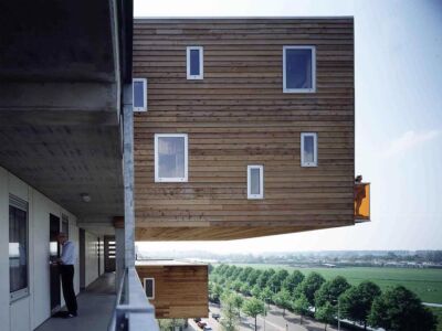 Il celebre intervento WoZoCo, di MVRDV, ad Amsterdam, notissimo per i suoi sbalzi, del 1997, è un edificio di 100 alloggi per persone anziane (https://www.mvrdv.nl/projects/170/wozoco)