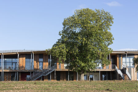 Résidence le Val aux Fées, di Nomade Architectes, 2013, Concoret, in Bretagna (https://www.nomade.info/sante/ehpa-concoret)