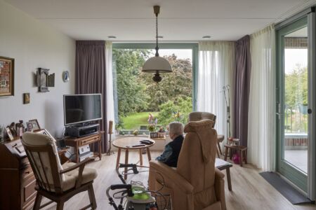 L’Oude Dijk apartment building #1, di Shift Architecture Urbanism, 2019, a Tilburg, integra 60 alloggi per anziani in un antico monastero (Foto Rene de Wit, Riccardo de Vecchi, Jan Korpershoek, https://www.shift-au.com/projects/sister-city/)
