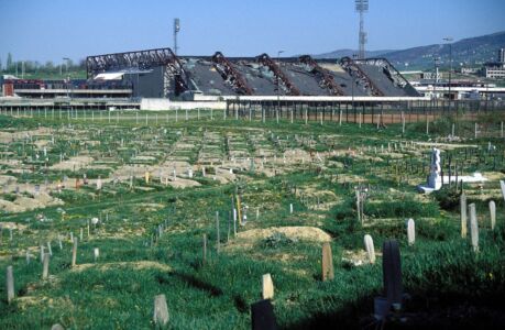 La Zetra Olympic Hall di Sarajevo 1984 con le distruzioni belliche (@ JulianNyča_Wikipedia)
