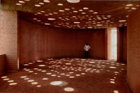 Francis Kéré dentro la biblioteca di Gando, 2011 (© Nataniel Sawadogo, Courtesy of Kéré Architecture)